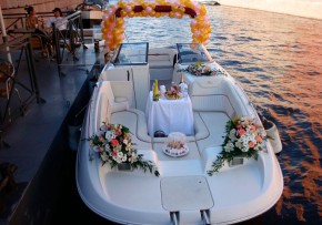 Романтическая свадебная водная прогулка для  молодоженов, влюбленных и гостей!